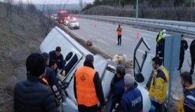 Peynir yüklü minibüs beton duvara çarptı, 2 ölü