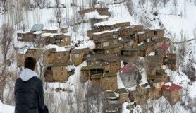 Hizan'ın taş evlerinin manzarası kışın bir başka güzel 