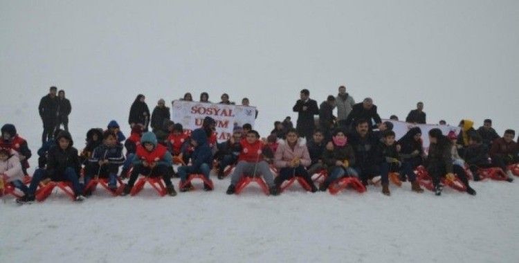 Muş’ta koordinasyon merkezinde kalan çocuklar için kayak keyfi