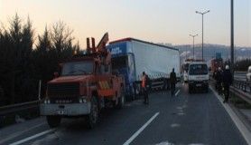 Devrilen tır TEM'i trafiğe kapattı