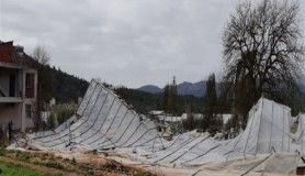 Kaş'ta fırtına sebebiyle çatılar uçtu