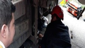 Ekipler tırın altında sıkışan yaralıyı çıkartmak için seferber oldu