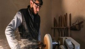 Kuruyan ağaçları sanat eserine dönüştürüyorlar