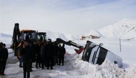 Başkale'de tipiden dolayı minibüs şarampole yuvarlandı