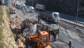 Alev alev yanan kağıt yüklü tır, TEM'i trafiğe kapattı