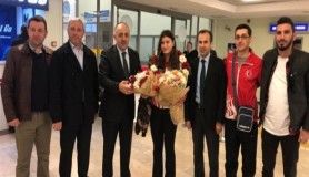 Avrupa şampiyonu eskrimci Nisanur Erbil, Samsun'da çiçeklerle karşılandı 