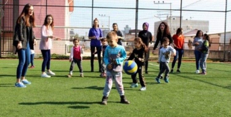 Manisa Kız Yurdu öğrencileri, minik yüreklere dokunuyor