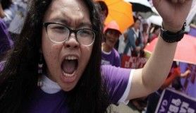 Filipinler'de binlerce kadın Duterte'ye karşı yürüdü