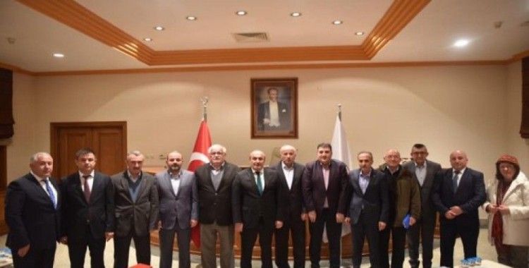 Başkan Arslan'dan meclis üyelerine plaket