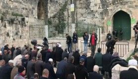 Filistinliler vakit namazını Aksa'nın kapısında kıldı