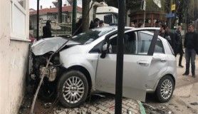 Jandarmadan kaçarken önce polis aracına, ardından eczane duvarına çarptı