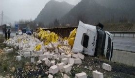 İnşaat malzemesi yüklü TIR devrildi, sürücü hafif yaralandı