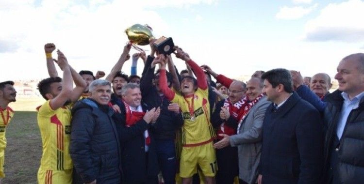 Şampiyon Taşköprüspor, Kupasını Vali Karadeniz’in elinden aldı