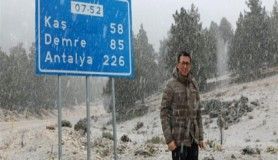 Antalya'da kar altında seçim çalışması