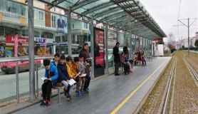 Ortaokul öğrencilerinden tramvay istasyonunda kitap farkındalığı