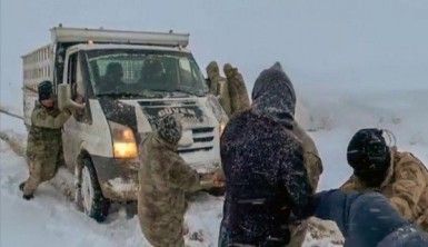 Ekipler kar ve tipide vatandaşları seçim merkezlerine ulaştırdı