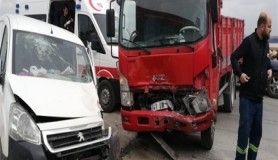 Kamyonetle hafif ticari araç kavşakta çarpıştı, 2 yaralı