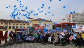 Mavi balonlar otizmliler için gökyüzüne bırakıldı