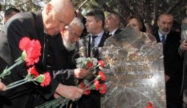 Onbinlerce seveni Başbuğu kabri başında andı