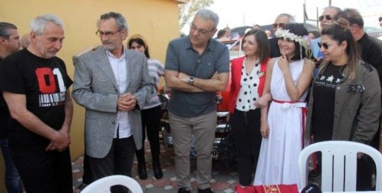 Sanatçı Rıza Akın Japon Shimotashiro ile dünya evine girdi