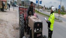 Polis traktör sürücülerini bilgilendirdi