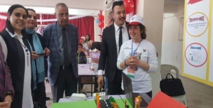 Uzunlu Cumhuriyet Ortaokulunda 4006 Bilim Fuarı