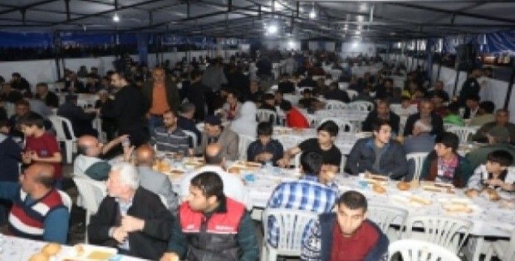 Yurttaşlar ilk iftarını çadırda açtılar