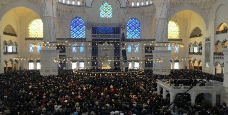 Büyük Çamlıca Camii Ramazan'ın ilk cumasında doldu taştı