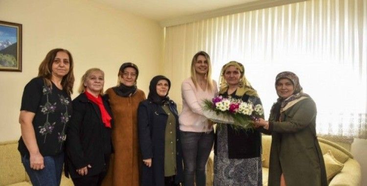 Taşköprü MHP’den, Fatma Vidinlioğlu’na yılın annesi ziyareti