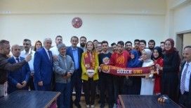 Galatasaraylı öğrencilerden köy okuluna kütüphane