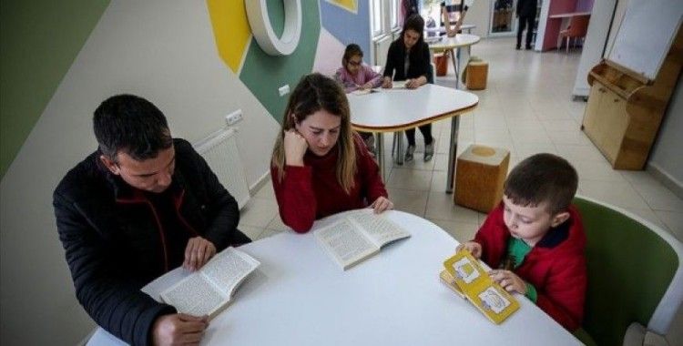 Çocuk kütüphanesi velileri de 'kitap kurdu' yaptı