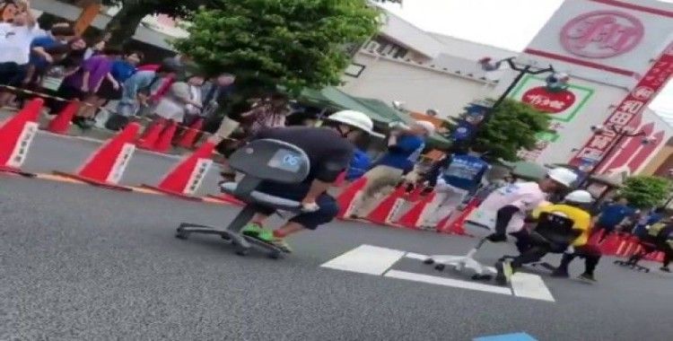 Japonya'da ofis sandalyesi sürme yarışması renkli görüntülere sahne oldu