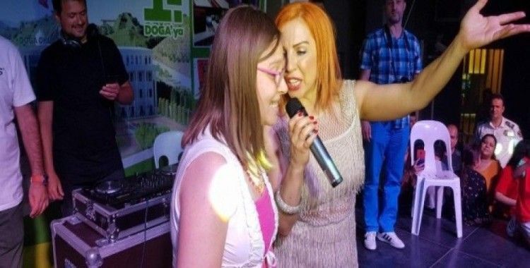 Ünlü sanatçı Zeynep Dizdar engelli kızla düet yaptı
