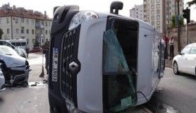 Servis minibüsü yan yattı: 2 yaralı