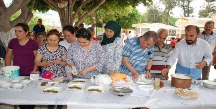 Yoğurt yeme yarışması renkli görüntüler oluşturdu