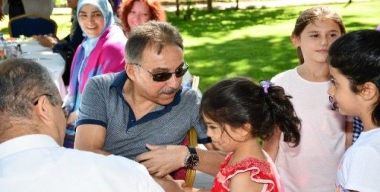 Vali Toprak’tan, çocuklara sevgi dolu kahvaltı