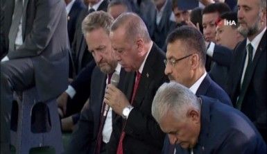 Cumhurbaşkanı Erdoğan, şehitler için Kur'an-ı Kerim okudu