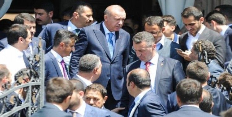 Cumhurbaşkanı Erdoğan'a cuma namazı çıkışında vatandaşlardan yoğun ilgi