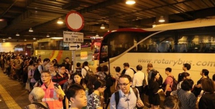 Hong Kong'da protestocular tren istasyonlarını bastı, ulaşım felç oldu