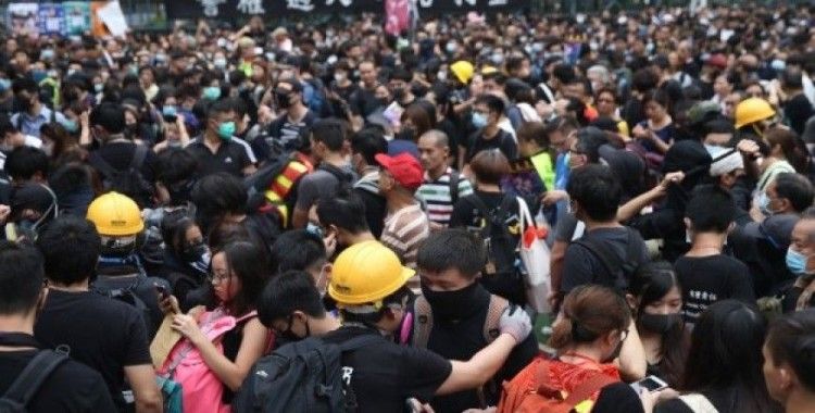 Hong Kong'da hükumet karşıtları sokağa döküldü