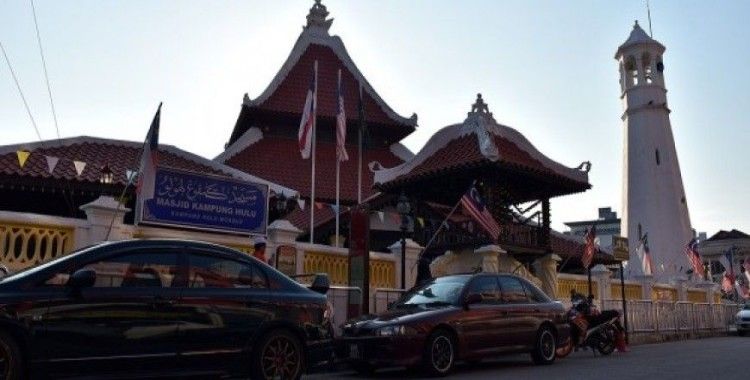 Malezya'nın en eski camilerinden Kampung Hulu mimarisiyle dikkati çekiyor