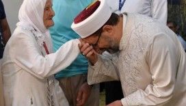 Diyanet İşleri Başkanı Erbaş, en yaşlı hacı adayı ile bir arada