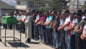 Başına kaya parçası düşerek hayatını kaybeden genç, toprağa verildi