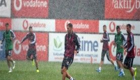 Beşiktaş yağmur altında çalıştı