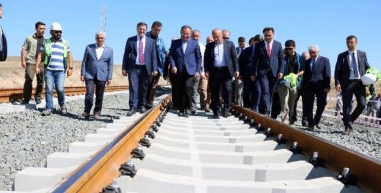 Bakan Turhan: “Ankara-Sivas Yüksek Hızlı Tren hattında test sürüşleri yıl sonu başlayacak”