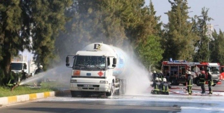 Antalya’da yanan LPG tankerini söndürme çalışmaları sürüyor
