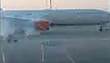 Rusya’da kalkışa hazırlanan yolcu uçağının motoru alev aldı