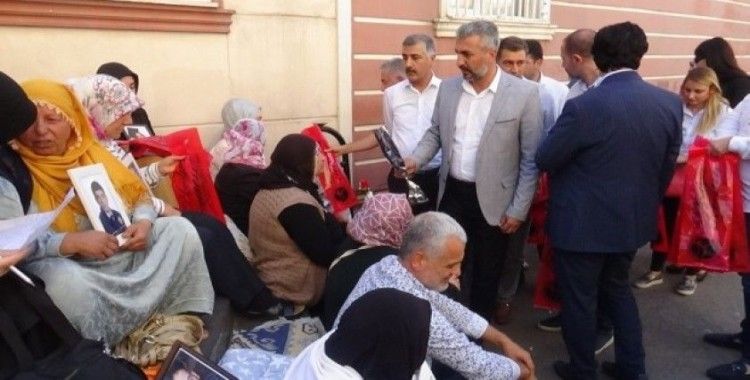 HDP önünde eylem yapan ailelere destek ziyaretleri sürüyor