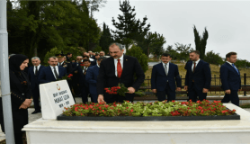 Bakan Gül, Başsavcı Uzun’un kabrine çiçek bıraktı