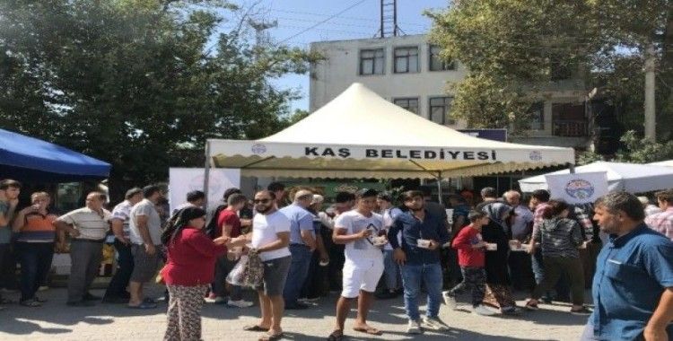 Kaş Belediyesi’nden Kınık’ta Aşure İkramı